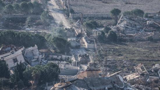 Tropas israelís se movilizan en medio de casas destruidas en el poblado de Meiss El-Jabal, en el sur de Líbano, mientras se retiran para regresar a Israel, el 2 de diciembre de 2024.