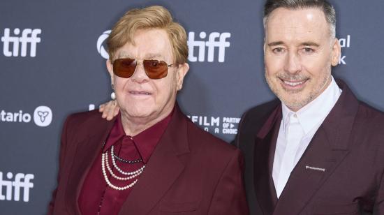 El cantante y compositor británico, Elton John (izq.), junto a su esposo, el cineasta canadiense-británico, David Furnish, en la premier de 'Elton John: Never Too Late', en Toronto, el 6 de septiembre de 2024