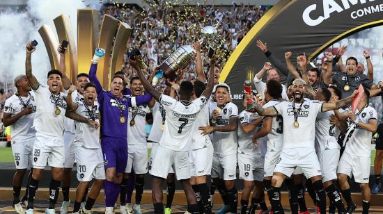 Los jugadores de Botafogo festejan el título de la Copa Libertadores en el estadio Monumental de Buenos Aires, el 30 de noviembre de 2024.