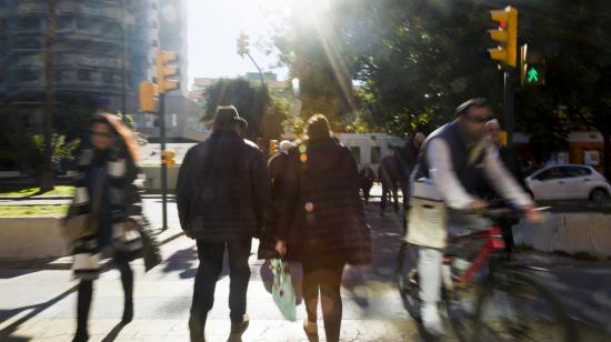 Imagen referencia de gente caminando en la ciudad