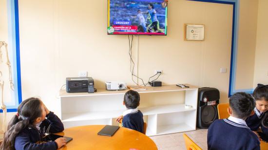 Aula en escuela de la comunidad Yunguilla, Ecuador