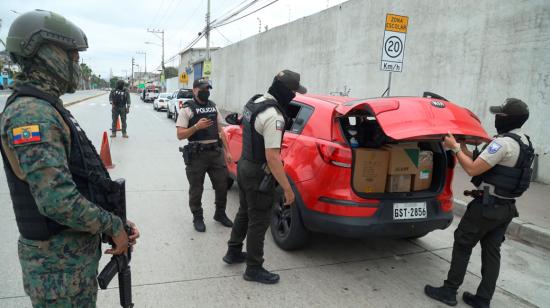 Militares y policías realizan un control vehicular durante el estado de excepción en Ecuador.