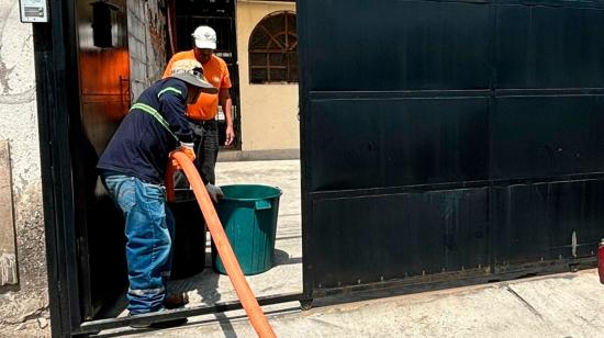 Ciudadano de Quito recibe agua potable por medio de un tanquero.