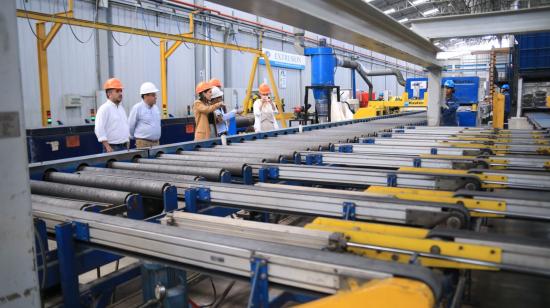 Ministra de Producción, Sonsoles García, en una visita a la planta de producción de la empresa de aluminio Cedal, septiembre de 2024.