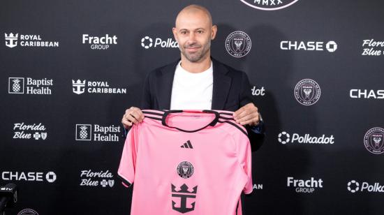 Javier Mascherano, director técnico del Inter Miami, posa con la camiseta del club el 3 de diciembre de 2024.