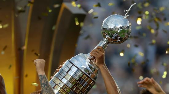 Los jugadores de Botafogo celebran con el trofeo de la Copa Libertadores luego de vencer a Atlético Mineiro, en el estadio Más Monumental, el sábado 30 de noviembre de 2024.