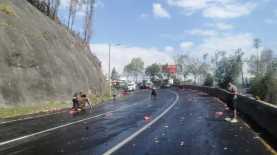 Caída de botellas en la avenida Simón Bolívar, sector La Hormigonera, debido al accidente de un camión repartidor el 3 de diciembre de 2024.