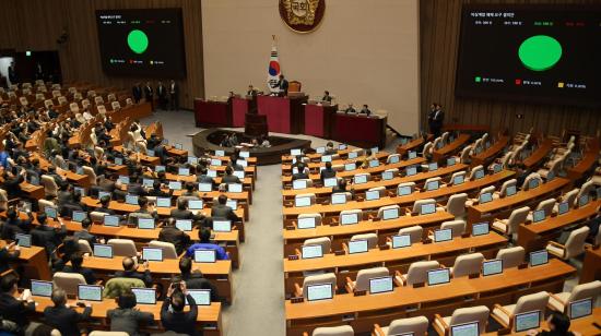 Legisladores surcoreanos votan de manera unánime a favor de una resolución que exige al presidente de corea del Sur el levantamiento de la ley marcial decretada el 3 de diciembre, en una sesión plenaria el 4 de diciembre de 2024 en la Asamblea Nacional en Seúl.