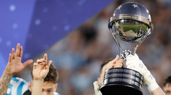 Los jugadores de Racing celebran con el trofeo de la Copa Sudamericana tras vencer Cruzeiro el sábado 30 de noviembre, en la final.