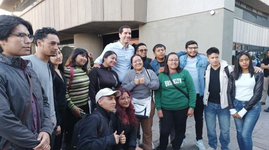 Ministro de Transporte, Roberto Luque, acompañado de un grupo de jóvenes participantes de Jóvenes en Acción, el 3 de diciembre de 2024, en el Ministerio de Transporte, en Quito.