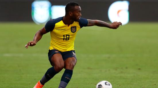 El ecuatoriano Pedro Pablo Perlaza toma el balón durante el partido amistoso de fútbol contra Bolivia en el Estadio Banco Guayaquil, el 29 de marzo de 2021.