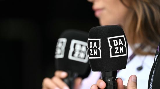 Imagen referencia de una periodista con el micrófono de DAZN, durante una transmisión.