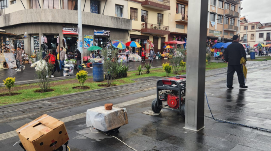 Generadores eléctricos en una calle de Cuenca