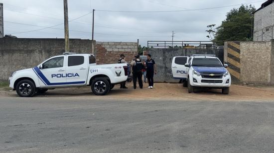 Policías toman procedimiento en una mecánica ubicada en la parroquia El Cambio, en Machala, provincia de El Oro, donde este 4 de diciembre ocurrió un triple crimen.