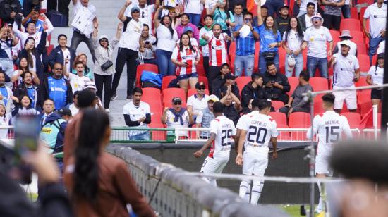 Los jugadores de Liga de Quito celebran un gol con los hinchas en el partido ante Deportivo Cuenca por la Fecha 15 de la LigaPro, el domingo 1 de diciembre de 2024.