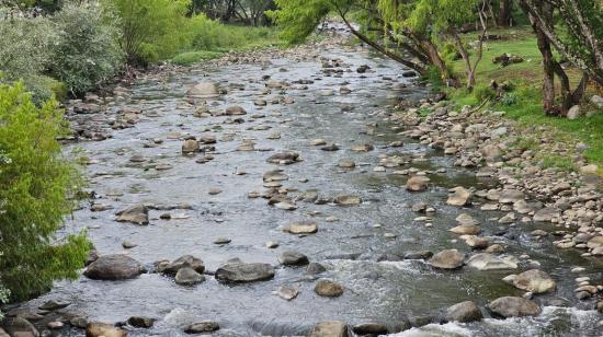 Monitoreo de caudal de agua a los ríos de Cuenca por parte de la empresa Etapa, el 28 de noviembre de 2024.