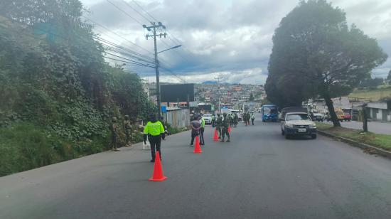 Agentes metropolitanos de tránsito realizan controles en las vías de Quito.