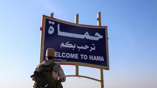 Un miembro de la oposición Siria frente a la entrada de Hama, en una autopista en Siria, el 3 de diciembre de 2024.