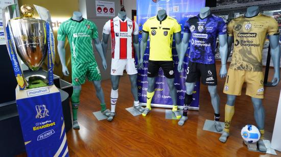 El trofeo de la LigaPro y los uniformes que usarán Liga de Quito e Independiente del Valle en la final.