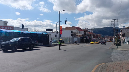 Vehículos circulan por la avenida Huayna Cápac, de Cuenca, durante un corte de luz