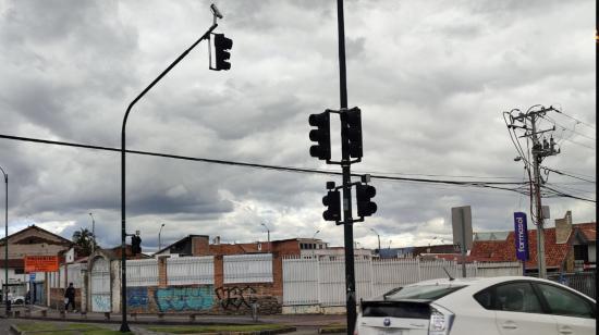 Semáforos apagados en la avenida Loja y Remigio Crespo por los cortes de luz en Cuenca.