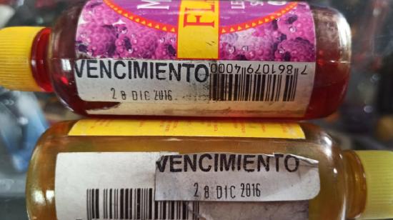 Productos caducados en 2016 se comercializaban en un supermercado de Cuenca que fue clausurado este 5 de diciembre de 2024 por Arcsa.