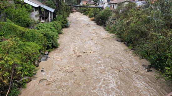 El caudal del río Machángara, en Cuenca, creció la tarde de este 5 de diciembre por las intensas lluvias.