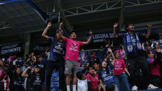 Hinchas de Independiente del Valle cantan en un partido en el estadio Banco Guayaquil de Sangolquí, el domingo 24 de noviembre de 2024.