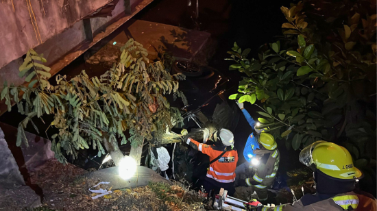 Bomberos en un rescate de un accidente de tránsito