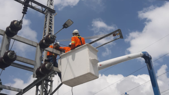 Trabajadores de la Empresa Eléctrica de Quito realizan trabajos en las estructuras en la Subestación Andalucía, el 3 de noviembre de 2024.