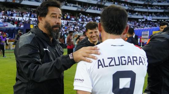 Pablo Sánchez junto a Lisandro Alzugaray en el partido entre Liga de Quito y Deportivo Cuenca, 1 de diciembre de 2024.