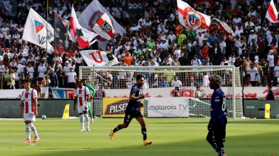 Jugadores de Liga de Quito e Independiente del Valle en el estadio Rodrigo Paz Delgado, 9 de noviembre de 2024.