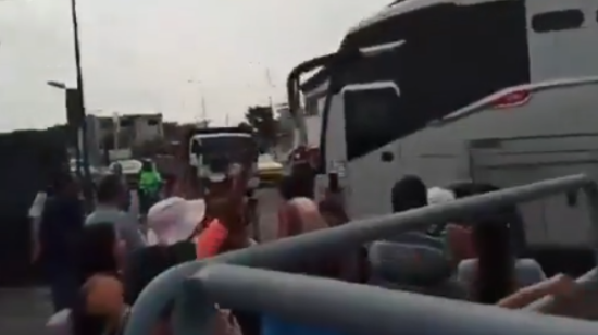 Instante en el que los presos de Machala eran trasladados en un bus, con custodia policial.