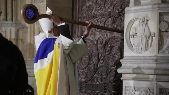 La histórica catedral de Notre Dame reabrió sus puertas tras cinco años del incendio que consumió parte de su estructura.