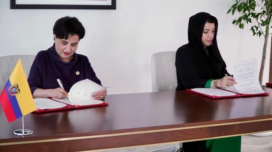 La cancieller ecuatoriana, Gabriela Sommerfeld, y la representante de relaciones exteriores de Emiratos Árabes, Reem Ebrahim Al Hashimy, firmaron el acuerdo bilateral.