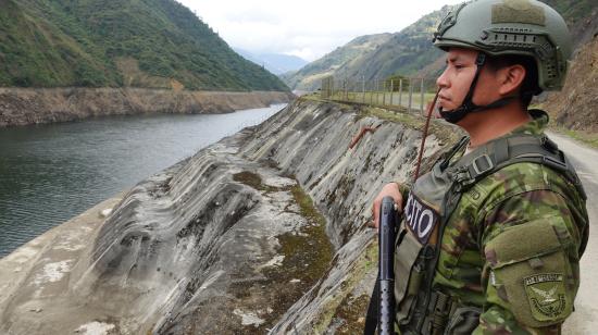 Un militar del Grupo Especial de Operadores Eléctricos de las Fuerzas Armadas parado frente al embalse de Mazar, en el Austro, el 17 de septiembre de 2024.