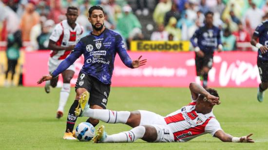 Jeison Medina y Richard Mina en la final de ida de la LigaPro, 7 de diciembre de 2024.