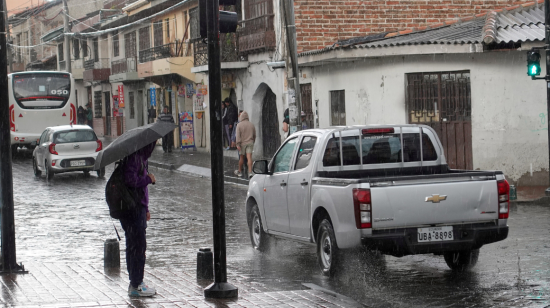 Persona camina en la lluvia Cuenca