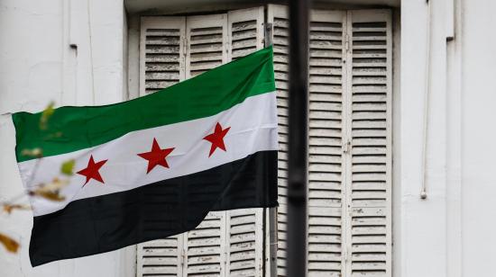 La bandera de la oposición siria se iza en el Centro Cultural Sirio Árabe en París, Francia, el 9 de diciembre de 2024.