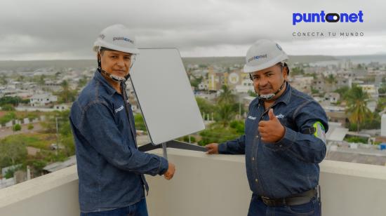 Técnicos de Puntonet durante una instalación.