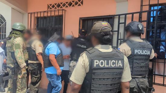 Policías y militares participaron de un operativo de clausura de clínicas clandestinas de adicciones en Guayaquil el 5 de diciembre de 2024.