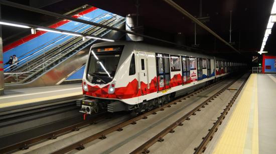 Un tren del Metro de Quito en la estación El Labrado, el 1 de diciembre de 2024.