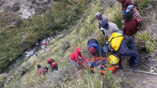 Rescatistas trasladan los cuerpos de fallecidos en accidente de tránsito