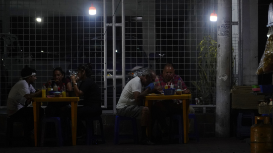 Personas en un comedor durante un corte de luz