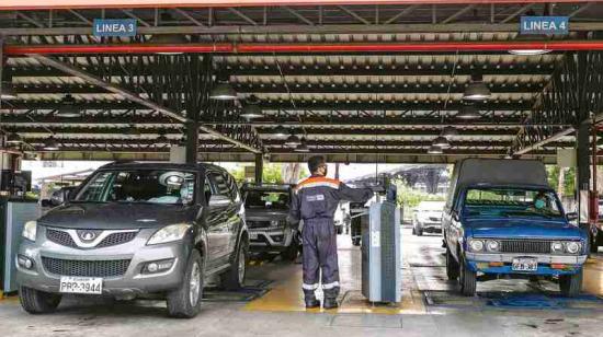 Funcionario municipal durante la revisión vehicular en Guayaquil.