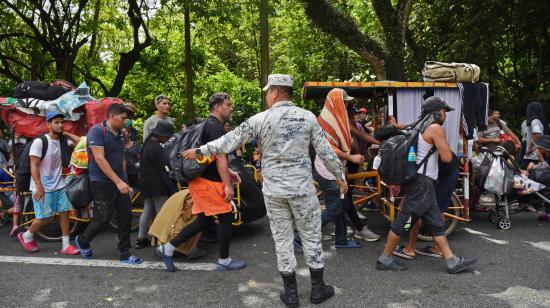 Migrantes de varias nacionalidades caminan con destino a la frontera entre México y Estados Unidos.