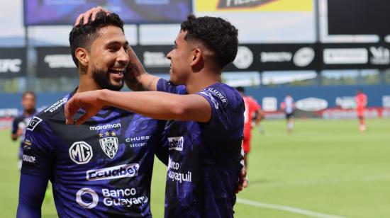 Jeison Medina y Kendry Páez, jugadores de Independiente del Valle, festejan un gol el 3 de noviembre de 2024 en el estadio Banco Guayaquil.