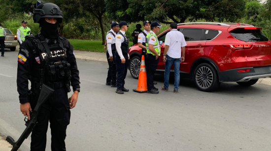 Policías y agentes de la CTE en la vía a Daule