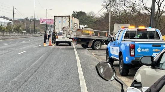 Un motociclista fue arrollado en la vía Perimetral de Guayaquil tras accidente con un tráiler