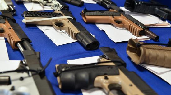 Un conjunto de armas fantasma son mostradas por las autoridades de armamento de Estados Unidos en California, el 18 de abril de 2022.